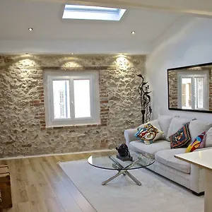 Apartment Duplex Fontaine - Duplex Coeur Vieil Old Marche Provencal, Antibes